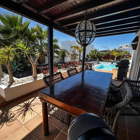 Canis Villa Tías