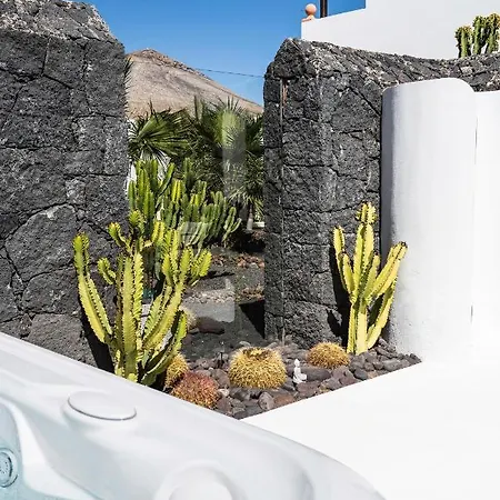 Canis Villa Tías